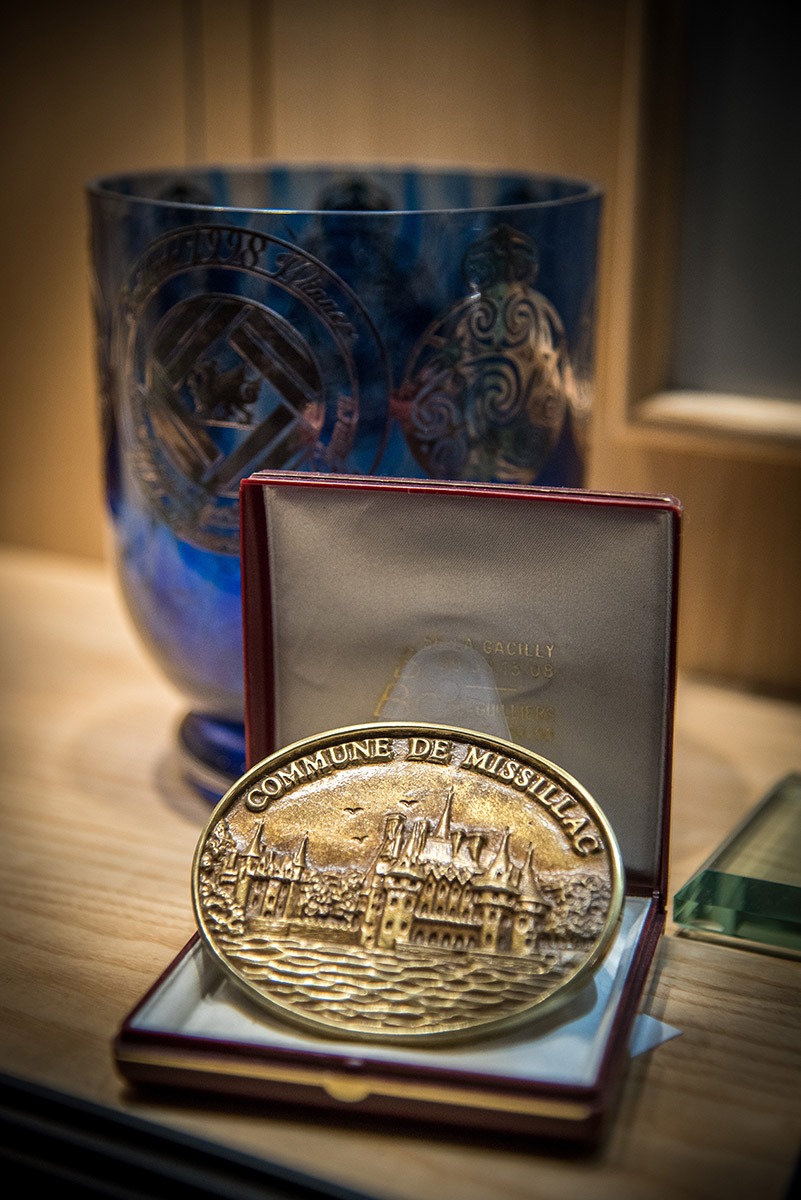 Commemorative medallion
